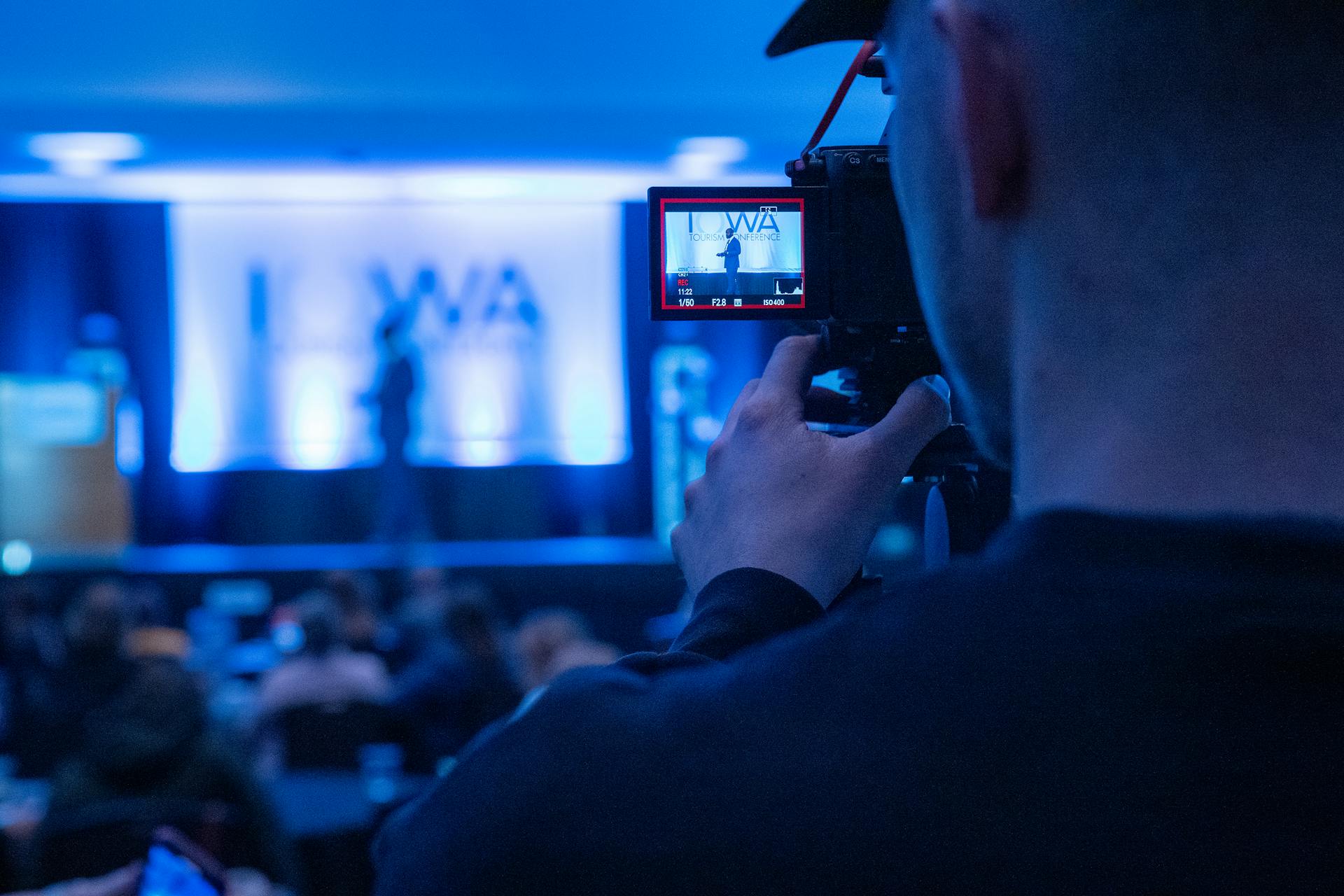 Caméraman en train de filmer une conférence professionnelle