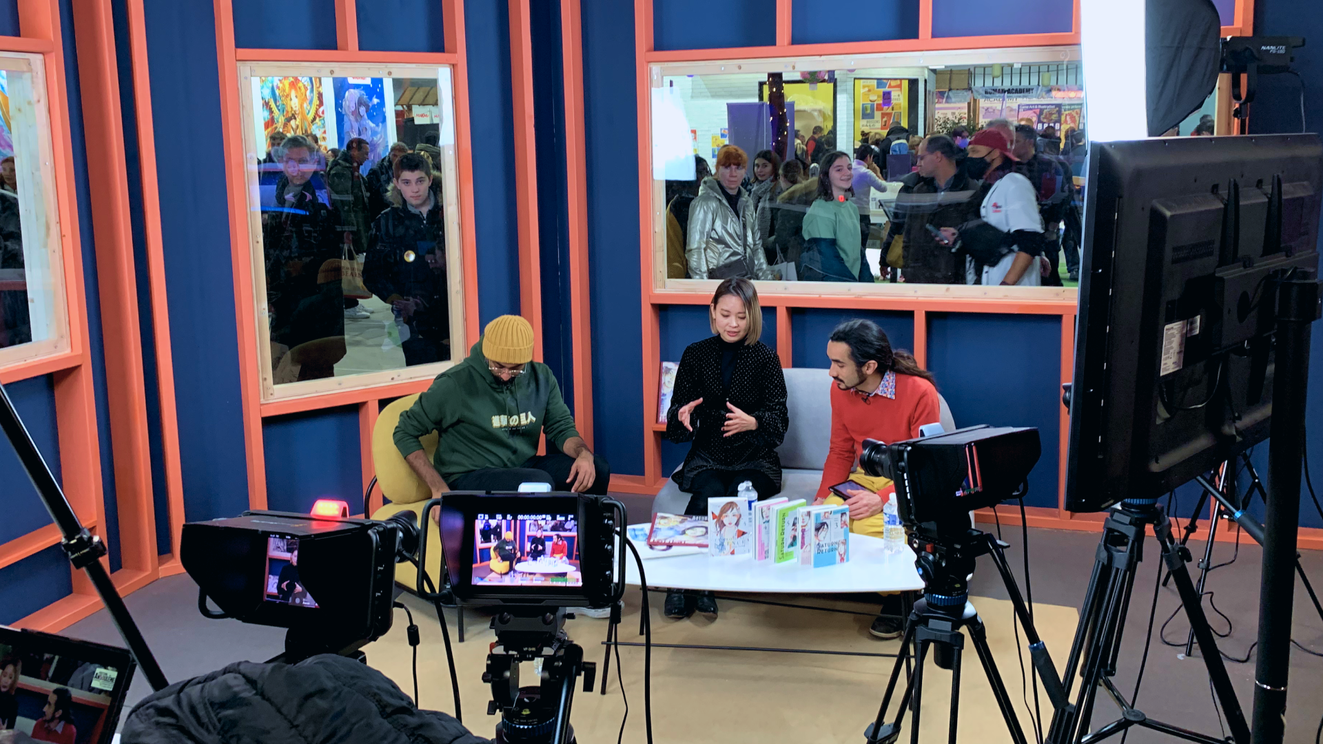 Studio pop-up avec caméras et animateurs lors d'un événement d'entreprise